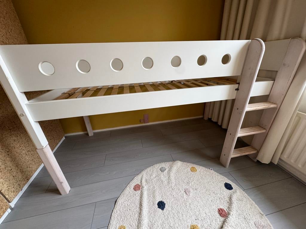 Flexa Onderstel Whitewash + Trappetje, Kinderen en Baby's, Kinderkamer | Stapelbedden en Hoogslapers, Ophalen, Gebruikt, Halfhoogslaper