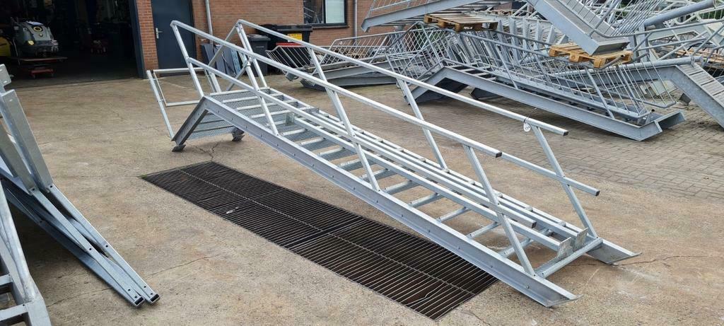Stalen trap met bordes gegalv hoog 3,2mtr now3030, Ophalen of Verzenden, Nieuw, Trap