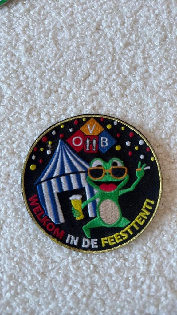 Oeteldonk embleem OVB Welkom in de feesttent kikker, Verzamelen, Speldjes, Pins en Buttons, Ophalen of Verzenden, Zo goed als nieuw