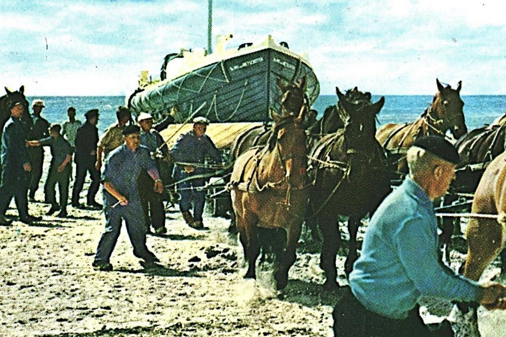 39327	Hollum	Ameland Reddingsboot	Nette oude kaart	Onbeschr, Ophalen of Verzenden, 1940 tot 1960, Ongelopen, Waddeneilanden