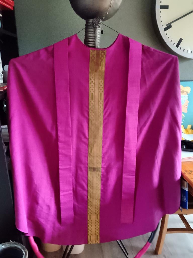 Paarse kazuifel met gouden details. Met stola., Ophalen of Verzenden