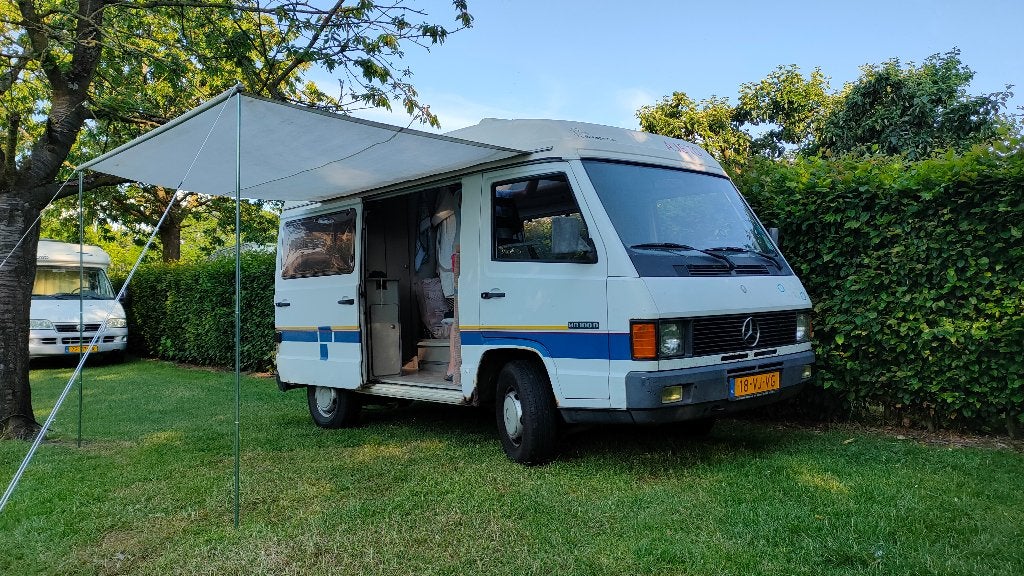 MB100D camper met bijna twee jaar APK en veel roest, Caravans en Kamperen, Campers, Chemisch toilet, Particulier, Koelkast, 5 tot 6 meter