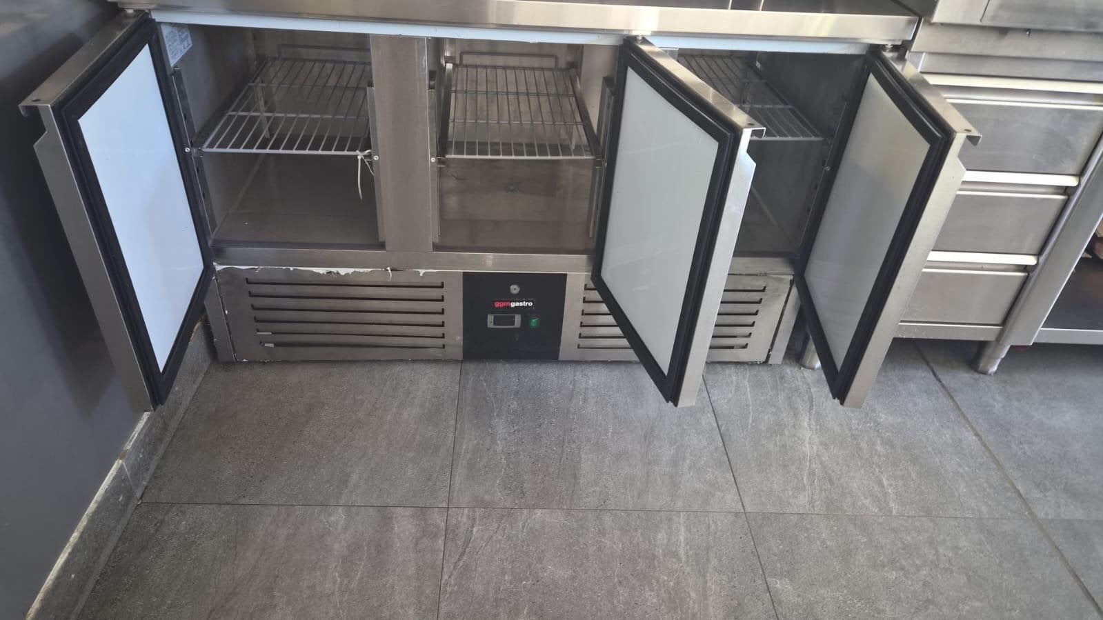 Gastro koelwerkbank met 3 deuren, Ophalen, Minder dan 85 cm, 200 liter of meer, 60 cm of meer