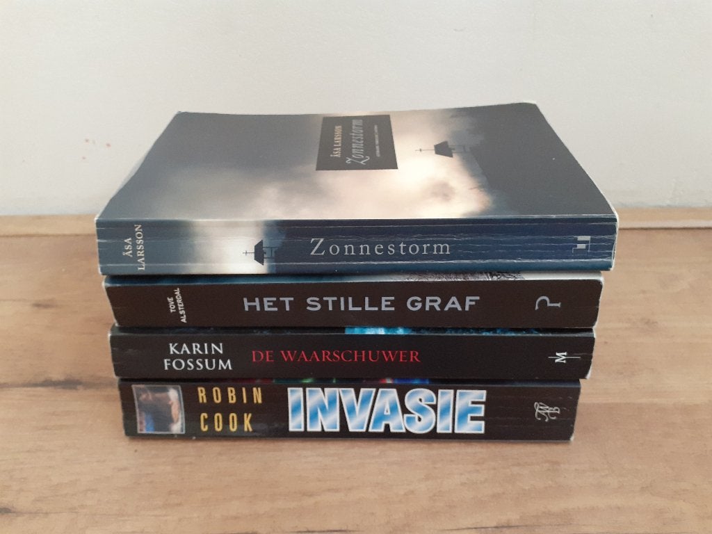 Gratis* stapel thrillers (1), Ophalen of Verzenden, Zo goed als nieuw