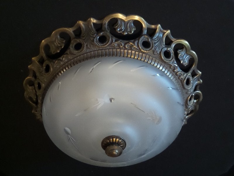 Plafonniére met een matte facet glaskap met sierlijke rand, Antiek en Kunst, Antiek | Lampen, Ophalen of Verzenden