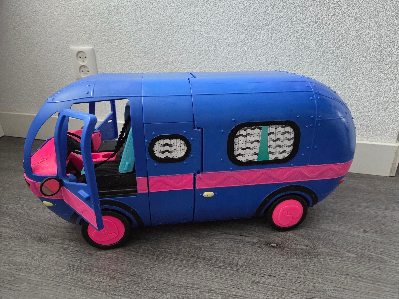 LOL camper Met poppen en accessoires, Ophalen, Zo goed als nieuw