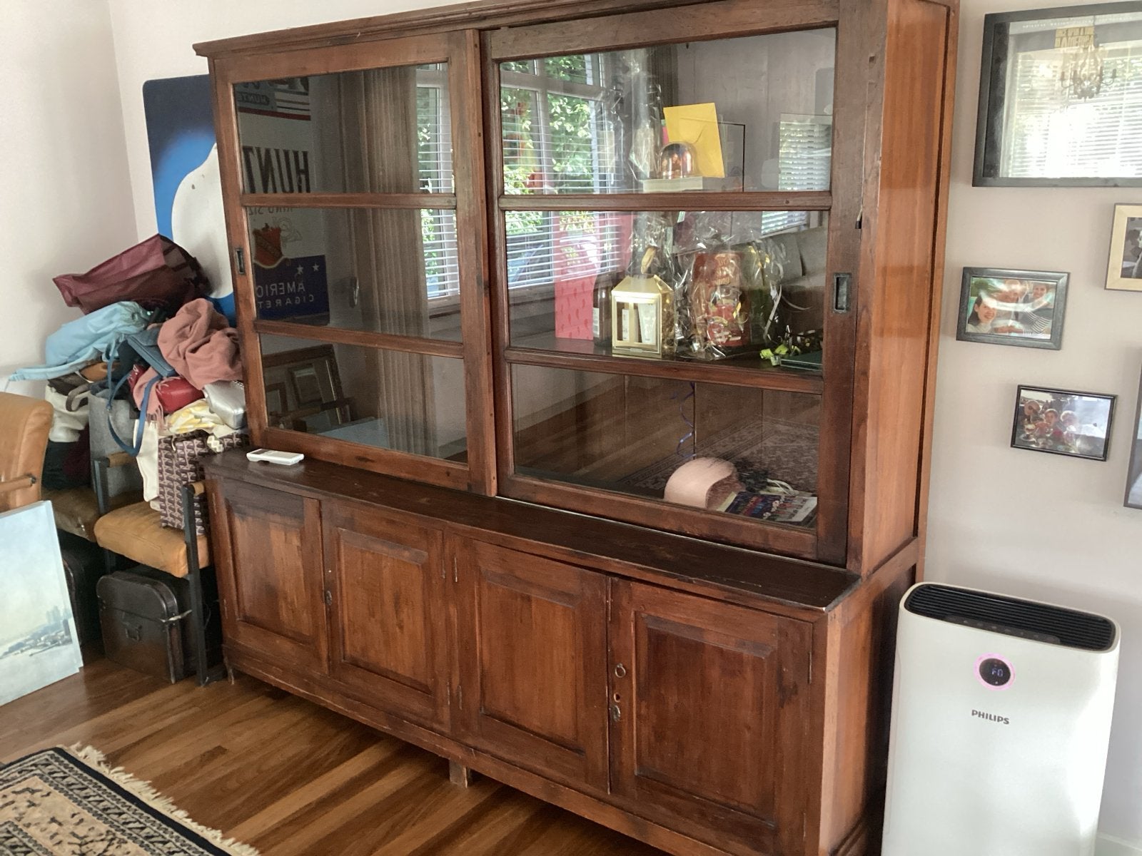 Antieke houten vitrinekast met glazen schuifdeuren, Antiek en Kunst, Ophalen of Verzenden
