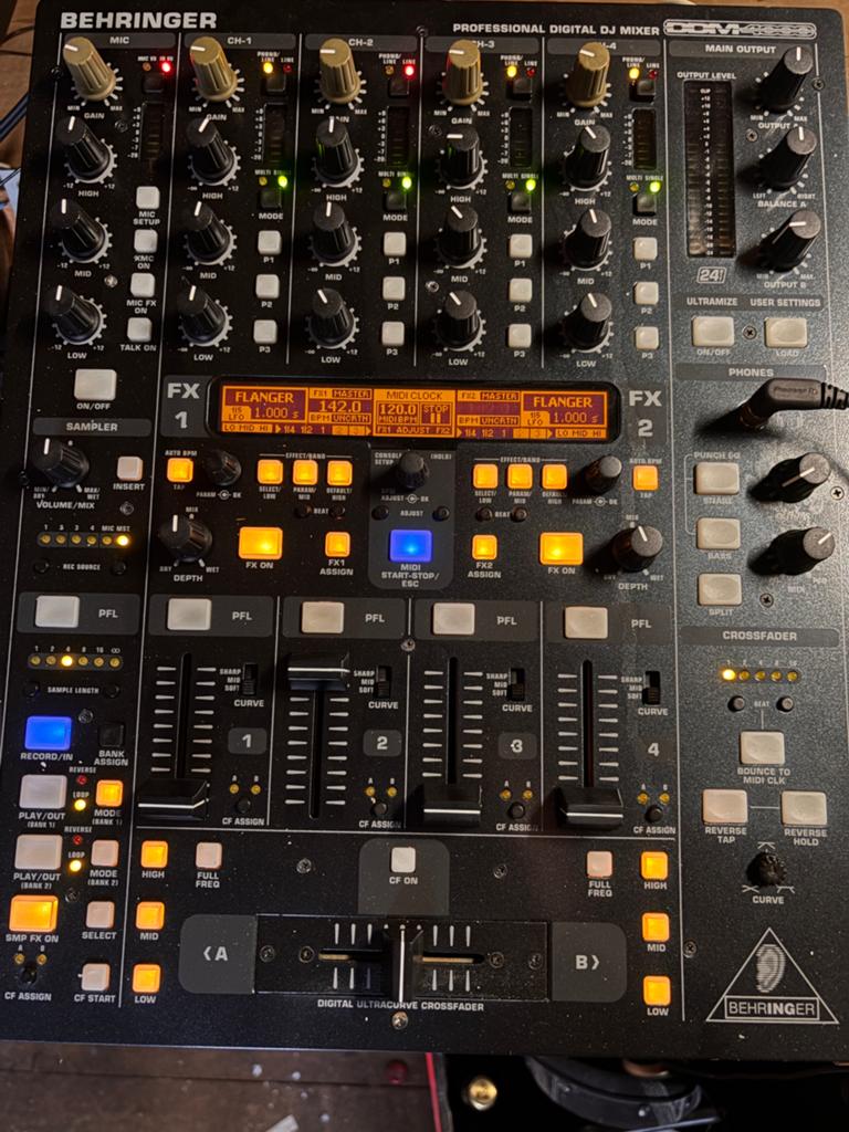 Behringer DDM4000 digitaal mengpaneel, Muziek en Instrumenten, Ophalen of Verzenden, Zo goed als nieuw, 5 tot 10 kanalen, Microfooningang