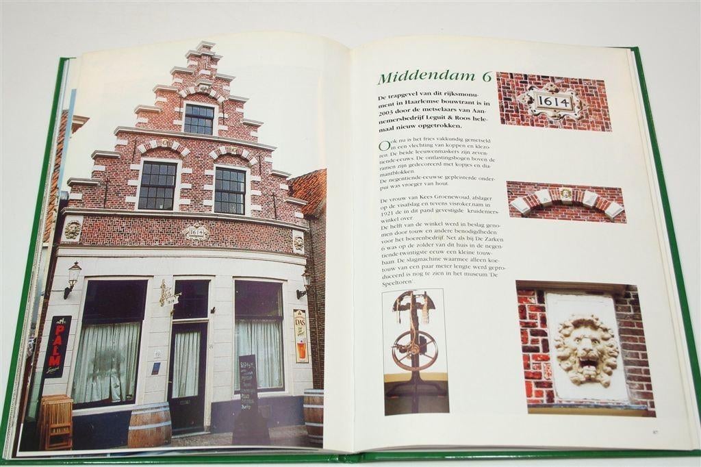 Huizen en Gevelstenen in Monnickendam — Lokale Architectuur, Boeken, Geschiedenis | Stad en Regio, Ophalen of Verzenden, 14e eeuw of eerder
