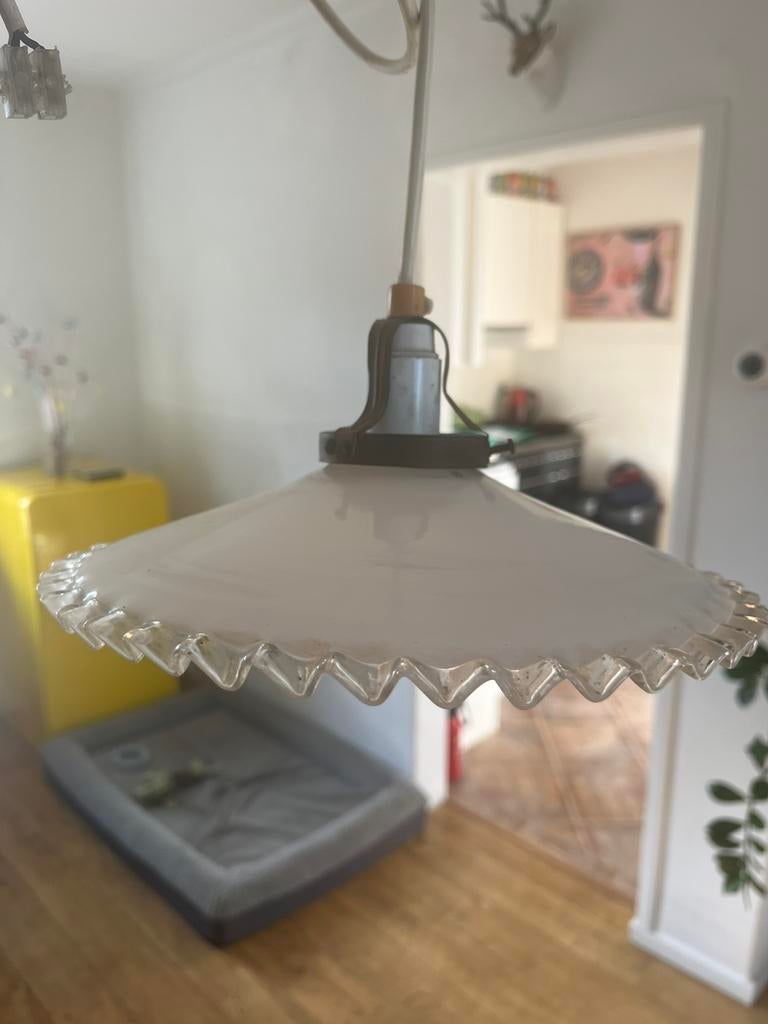 Franse vintage opaline hanglamp, Huis en Inrichting, Lampen | Hanglampen, Ophalen of Verzenden, Gebruikt, Glas