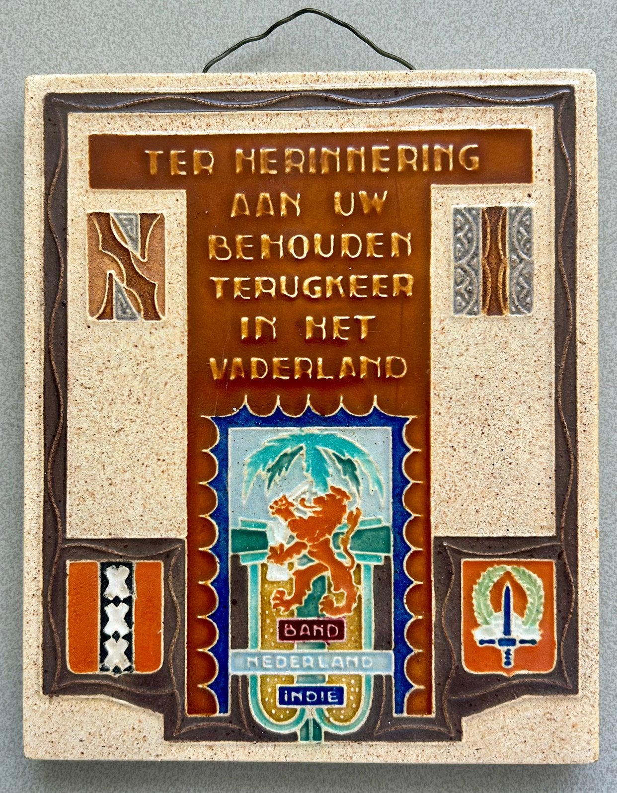 Cloisonné tegel Band Nederland - Indië - Westraven 1945-1955, Antiek en Kunst, Ophalen of Verzenden