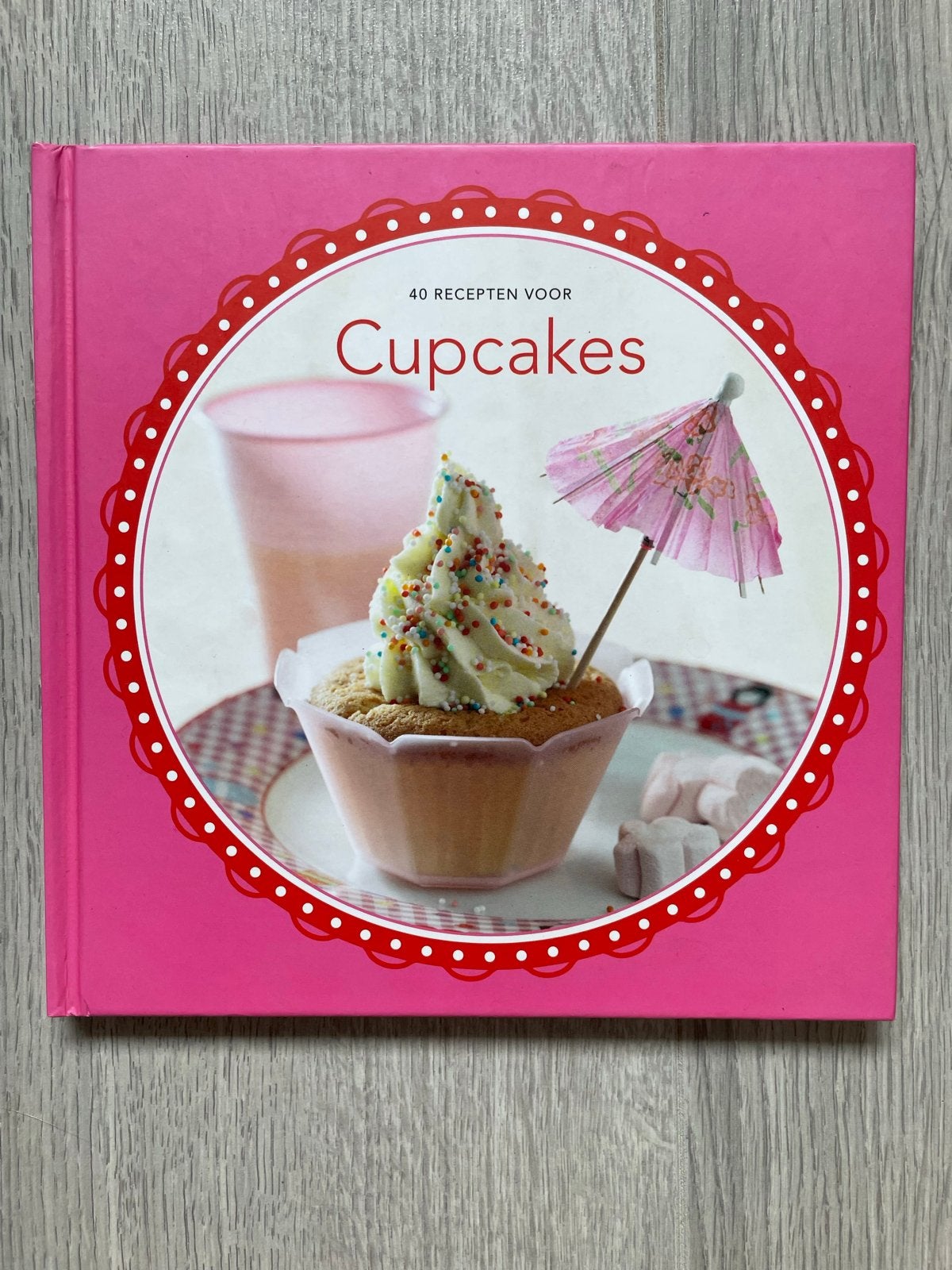 Cupcakes - 40 recepten, Boeken, Ophalen of Verzenden, Zo goed als nieuw, Overige gebieden, Taart, Gebak en Desserts