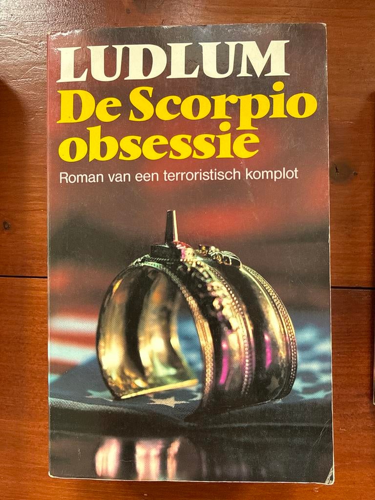 Ludlum - De Scorpio Obsessie (Zo goed als nieuw), Boeken, Ophalen of Verzenden, Zo goed als nieuw