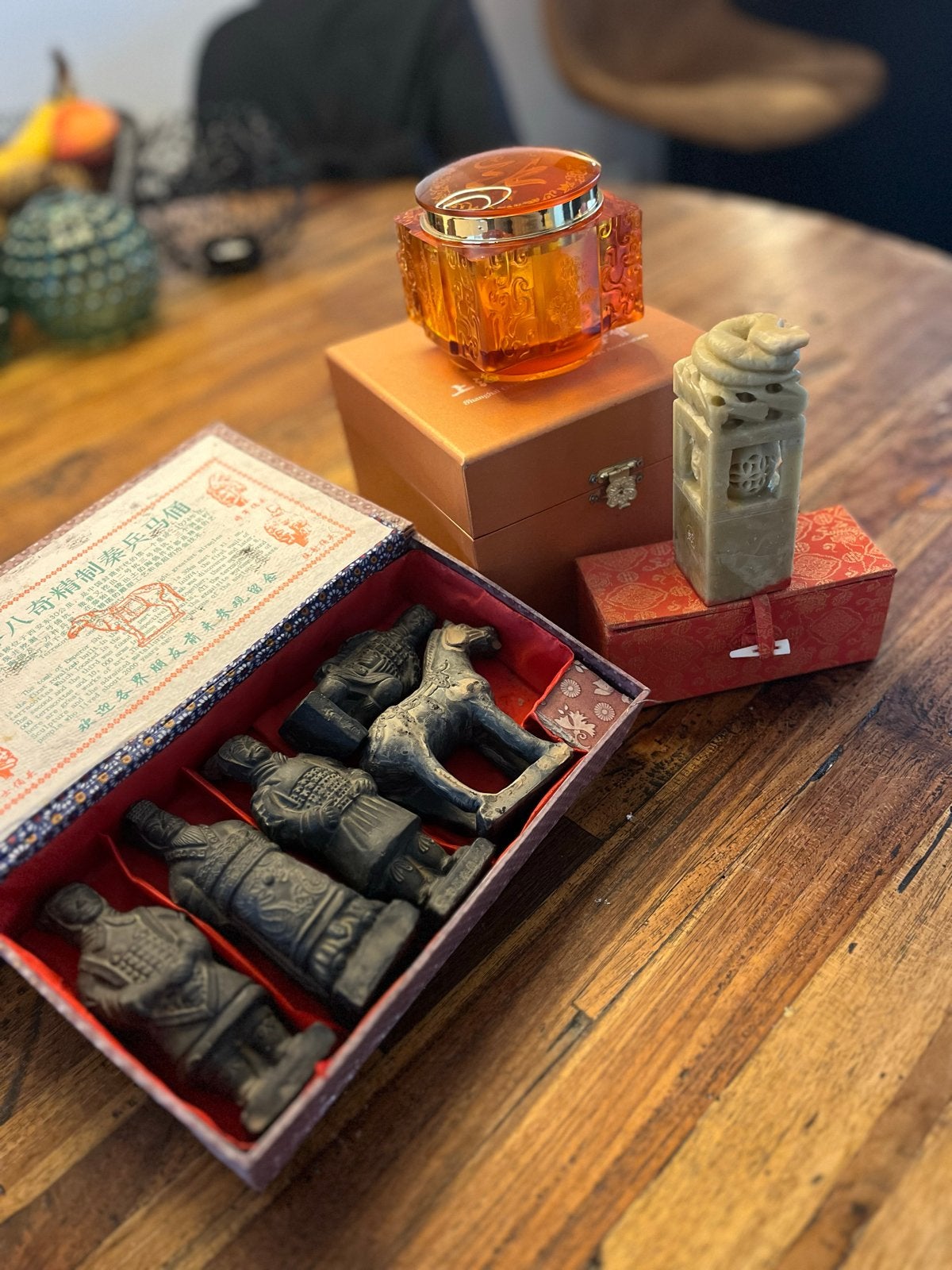 Set oosterse design objecten: Terracotta krijgers, zegel en, Antiek en Kunst, Object, Ophalen of Verzenden, Set, Steen/keramiek