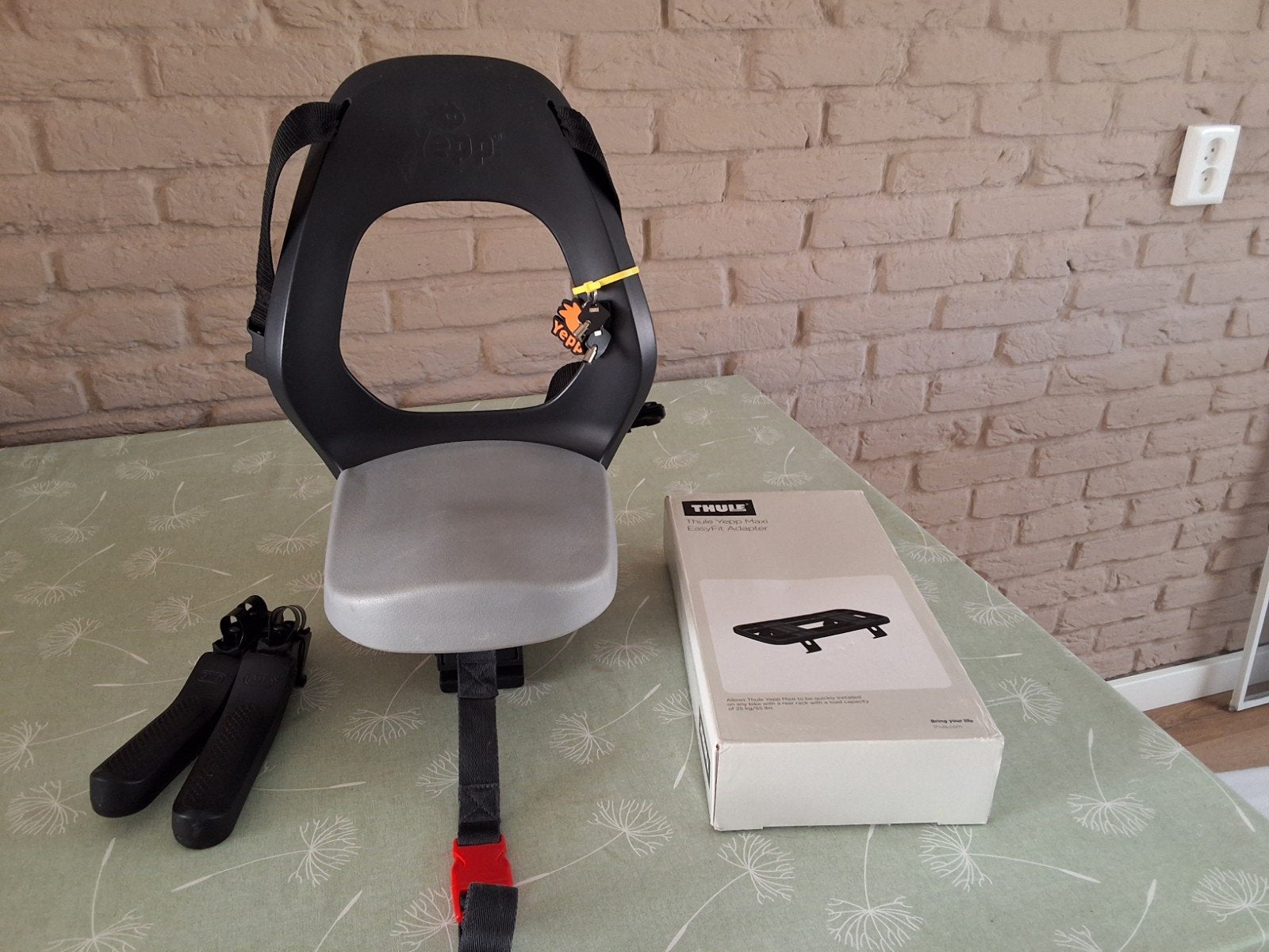 Yepp Junior Achterzitje met Voetsteuntjes en adapter, Ophalen, Achterzitje, Voetsteuntjes, Zo goed als nieuw