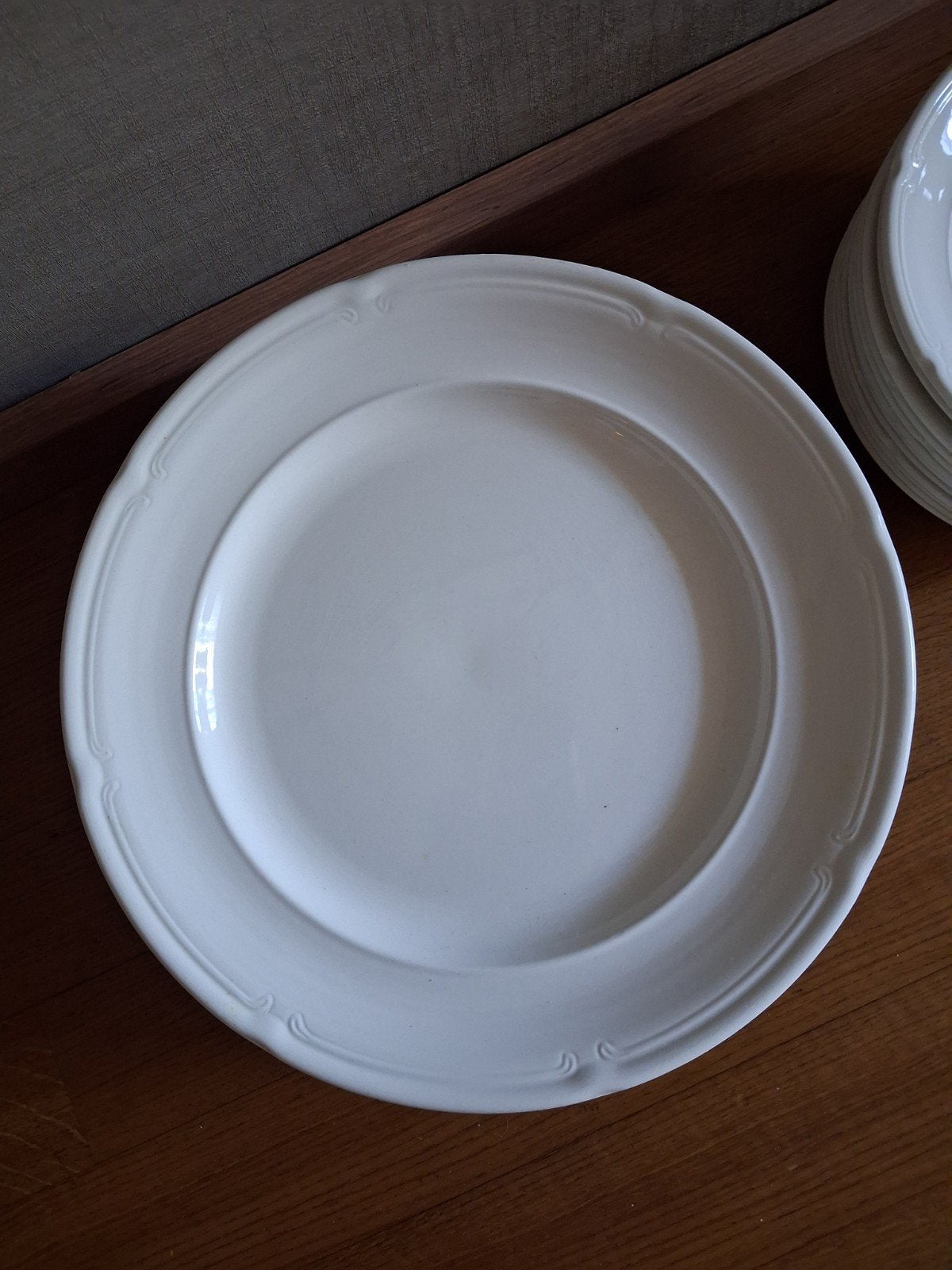 11 platte borden ,12 diepe borden .Creme, Ophalen