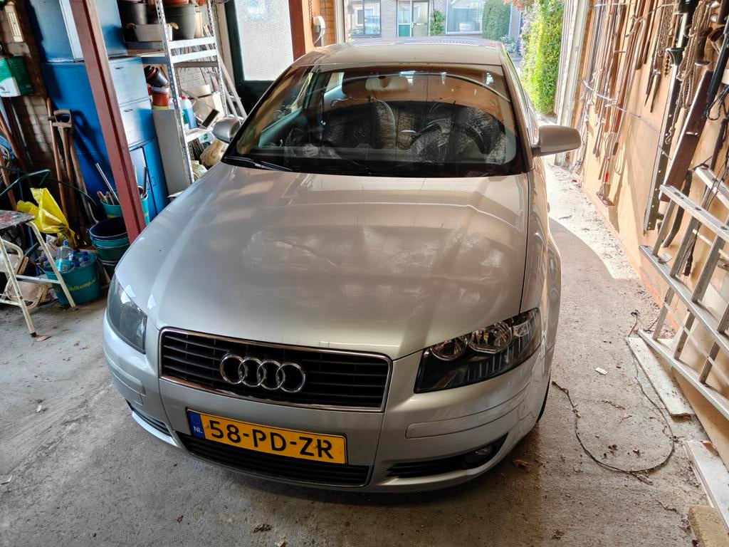 Audi A3 1.6 75KW 3D 2004 Grijs, Auto's, Audi, Particulier, A3, Benzine, C, Hatchback, Handgeschakeld, Origineel Nederlands, Zilver of Grijs