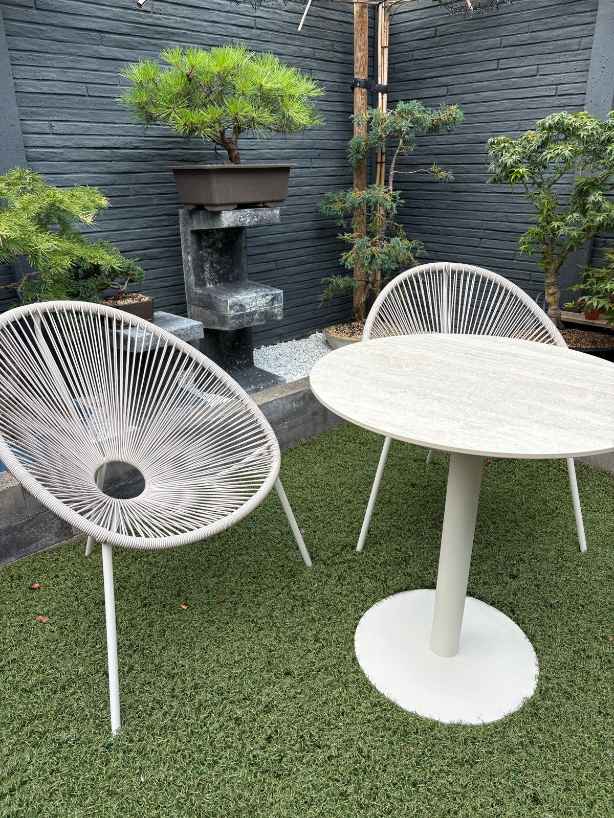 Bistrotafel Vamdrup Ø70 beige met stenen blad en 2 stoelen, Tuin en Terras, Ophalen, Zo goed als nieuw, Rond, Metaal