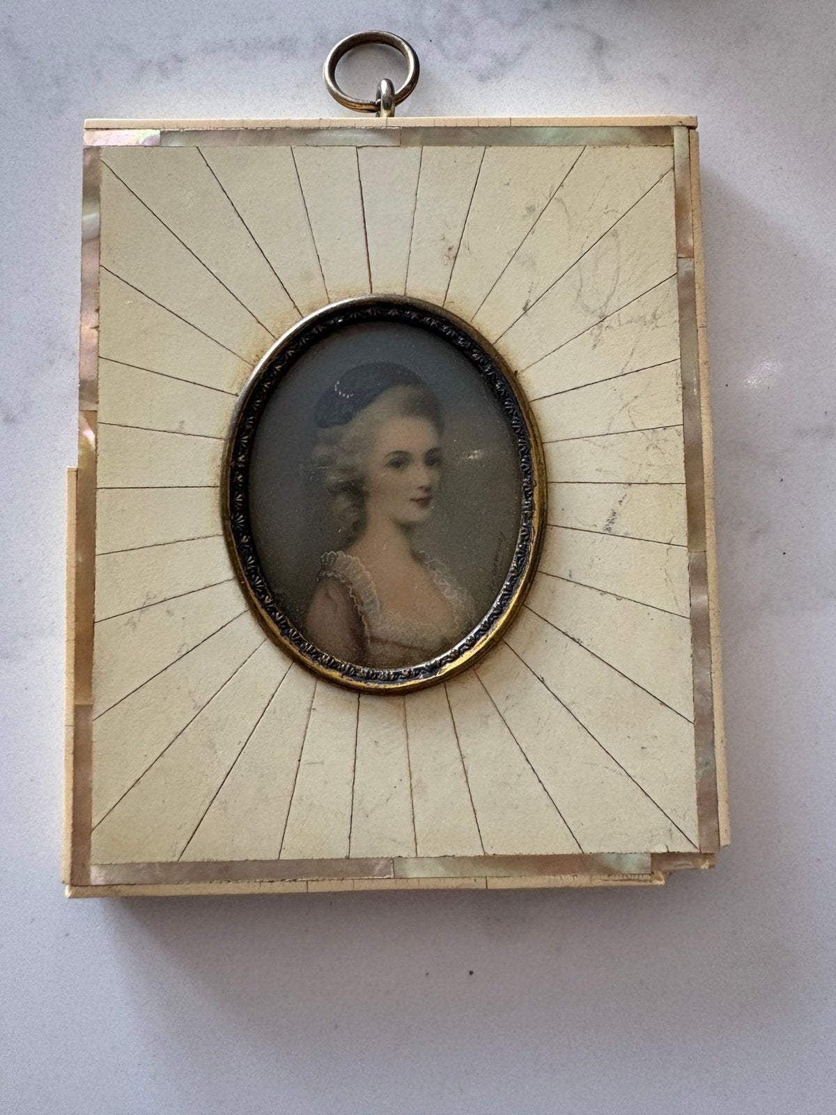 Oud handgeschilderd miniatuurportret in ivoren/been lijstje, Ophalen of Verzenden