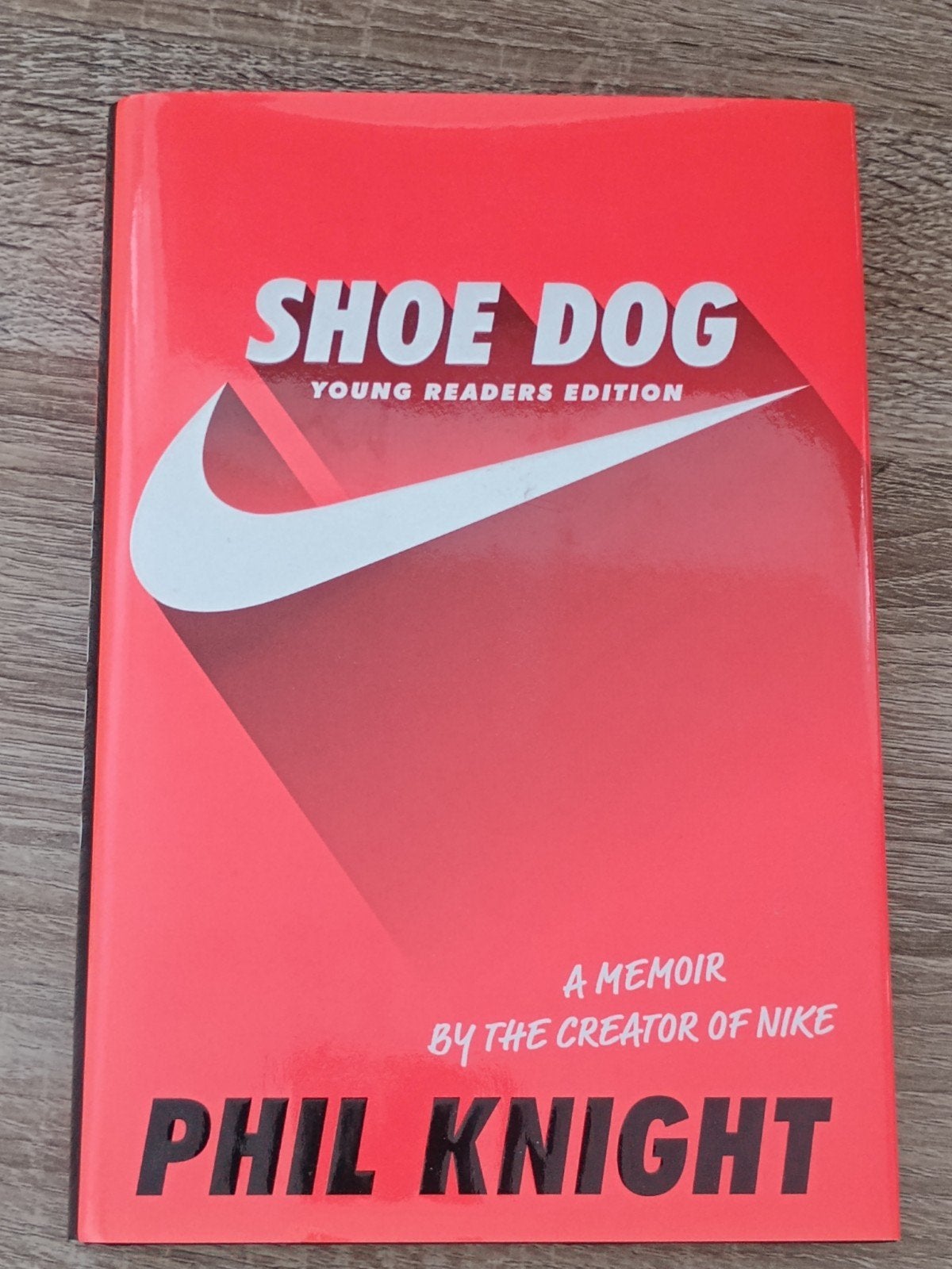 Shoe Dog (Young Readers Edition) - Phil Knight, Boeken, Ophalen of Verzenden, Zo goed als nieuw, Phil Knight