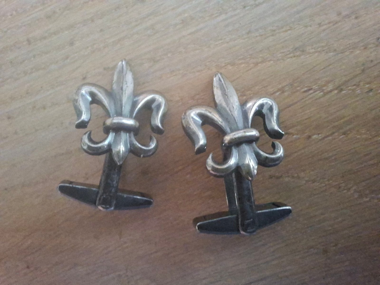 Set manchetknopen Lelie embleem Scouting Padvinderij, Verzamelen, Verzenden, Embleem, Speld of Insigne