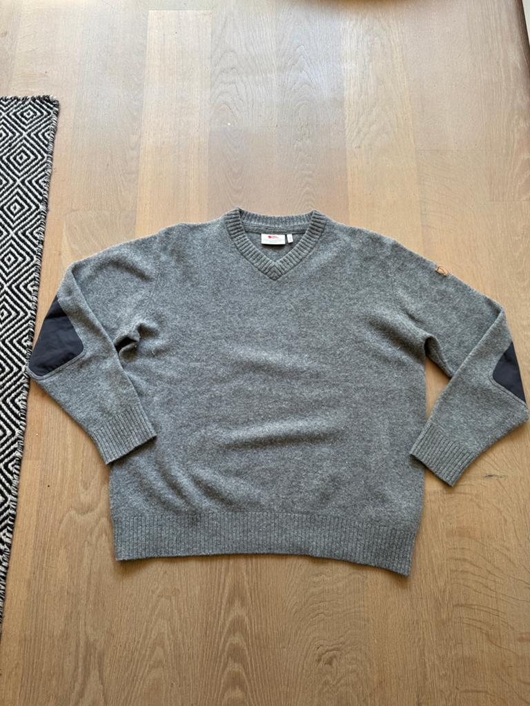 Prachtige Fjallraven ovik v neck sweater maat xl grijs wol, Ophalen of Verzenden, Zo goed als nieuw, Maat 56/58 (XL), Grijs