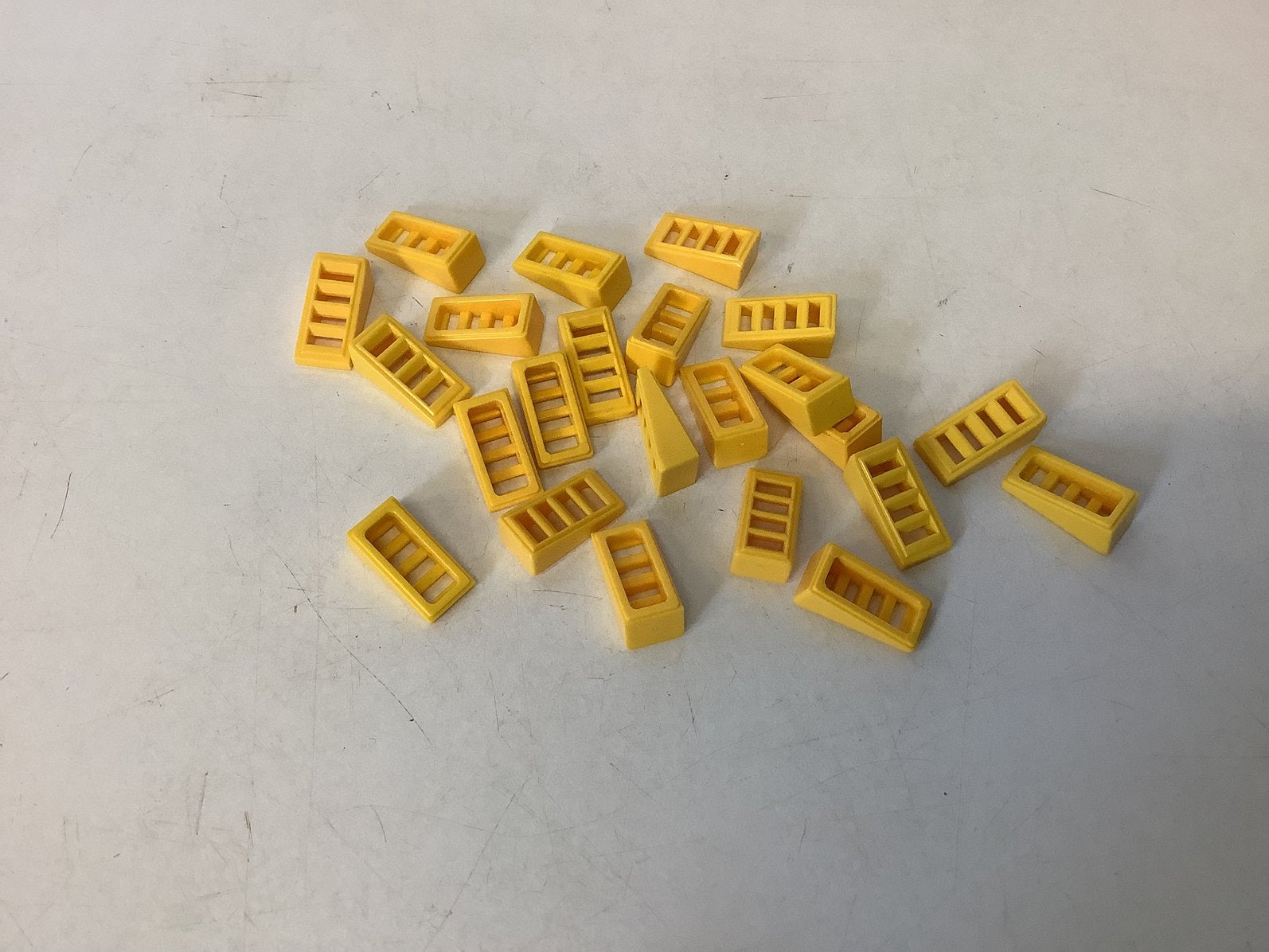 Lego dakpan 18 2x1x2/3 met traliewerk rooster geel, Ophalen of Verzenden, Gebruikt, Losse stenen, Lego