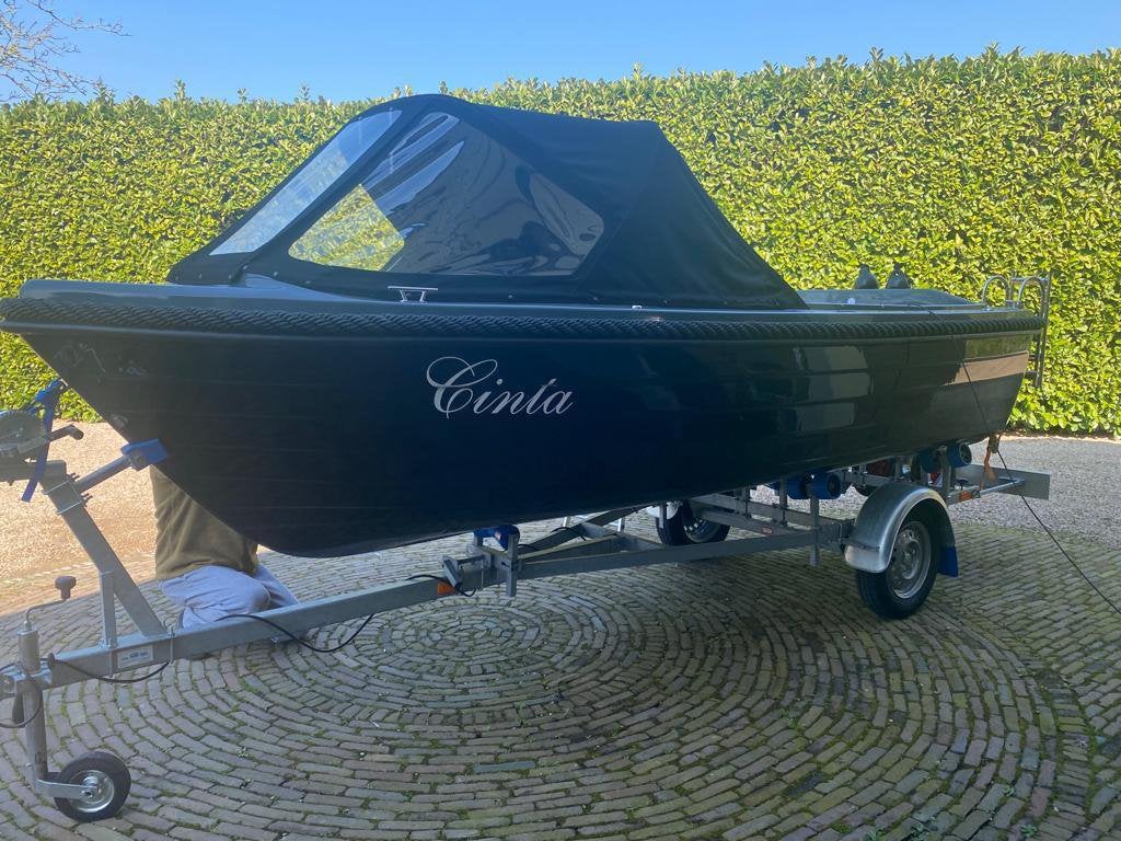 Mooie complete sloep Genuss 475SL te koop incl trailer, Watersport en Boten, Sloepen, Ophalen, Overige typen, 10 pk, Zo goed als nieuw
