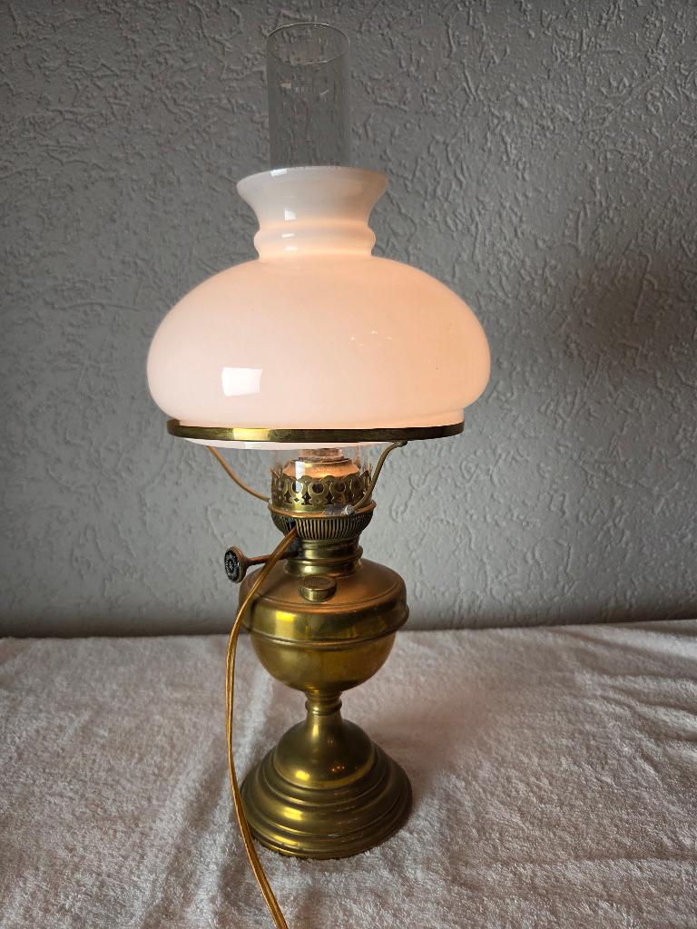 Staande olielamp met glazen kap / lamp, Antiek en Kunst, Antiek | Lampen, Ophalen of Verzenden