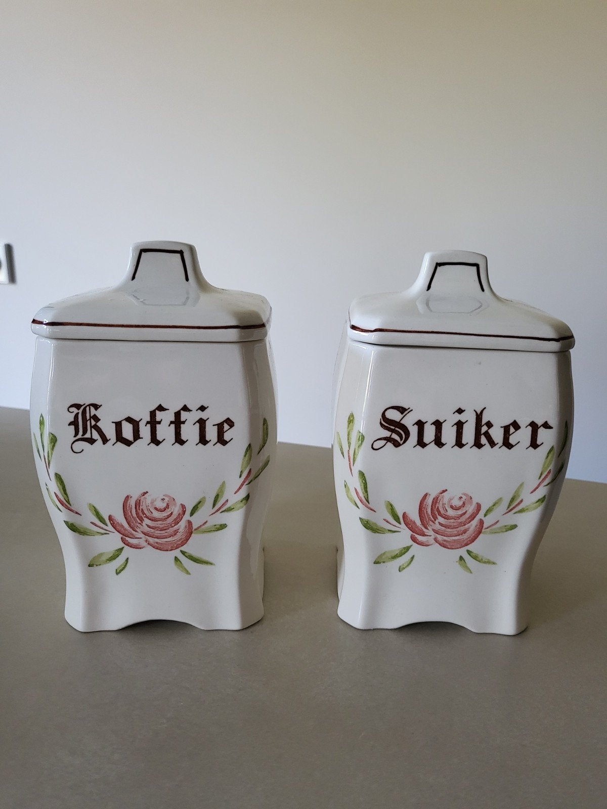 2 stenen voorraadpotten, Ophalen