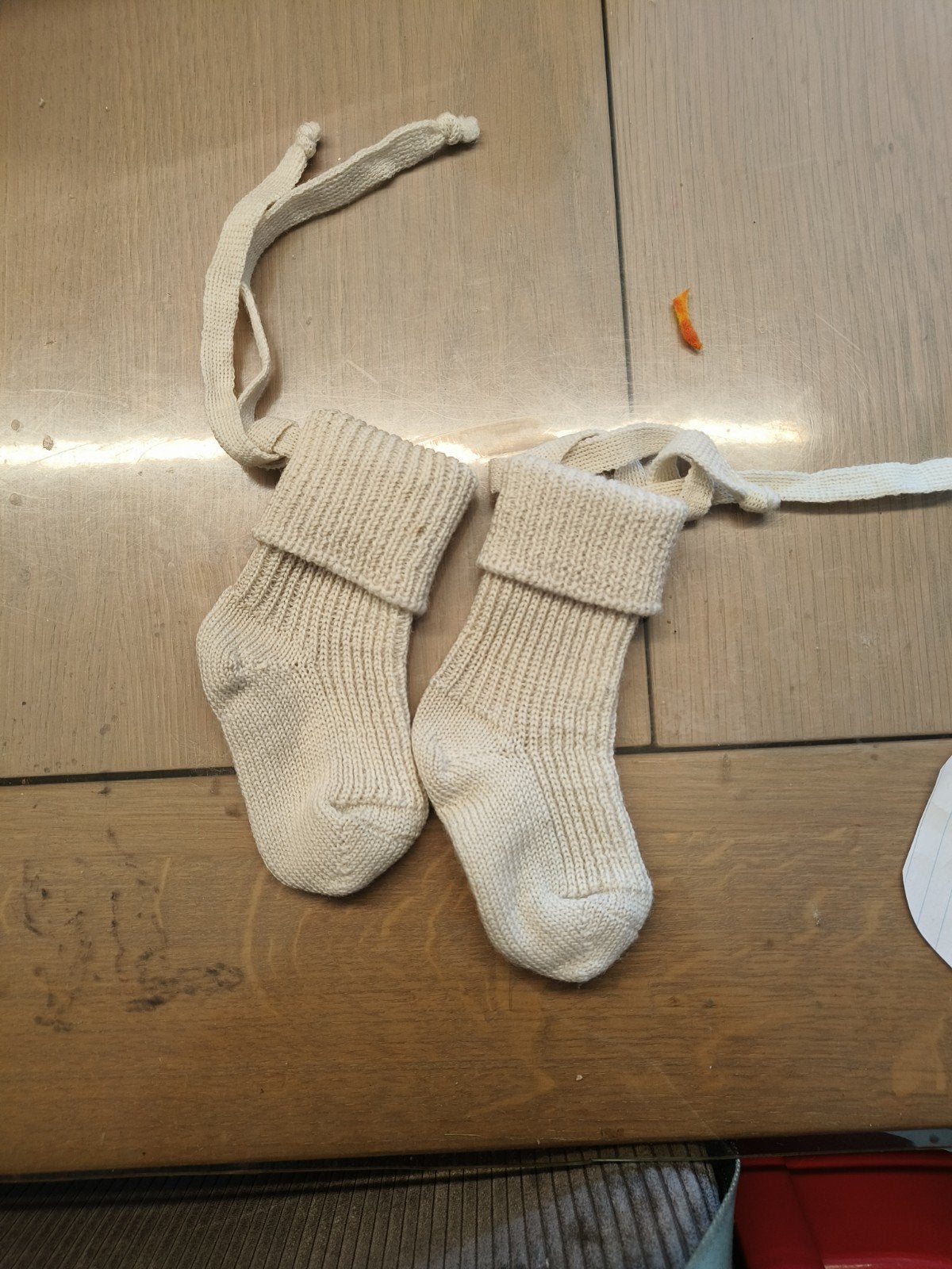witte wollen babysokjes met striklint, Ophalen of Verzenden, Zo goed als nieuw, Jongetje of Meisje, Sokjes