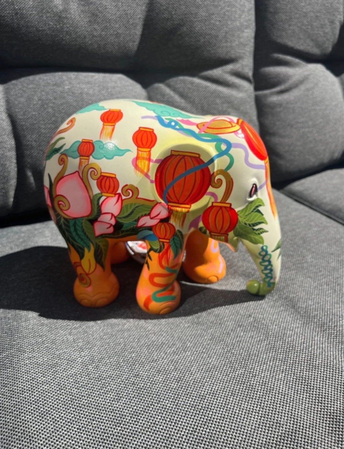 Elephant Parade "Lantern Festival" 20 cm met certificaat, Verzamelen, Beelden en Beeldjes, Ophalen of Verzenden, Zo goed als nieuw