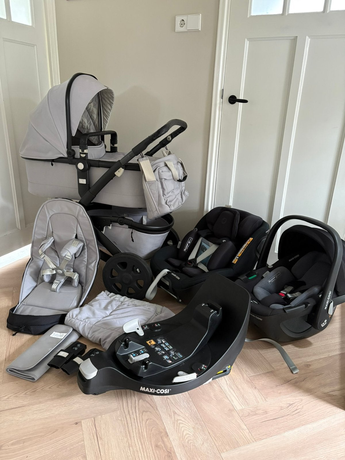 Joolz Geo Stunning Grey 5-in-1 met 360 maxicosi stoel + base, Zo goed als nieuw, Met autostoeltje, Ophalen, Kinderwagen