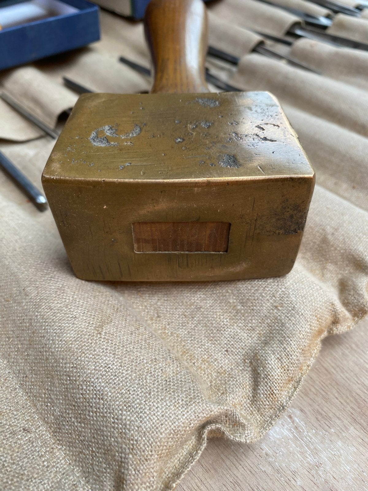 Antieke houten hamer met messing kop, Verzenden
