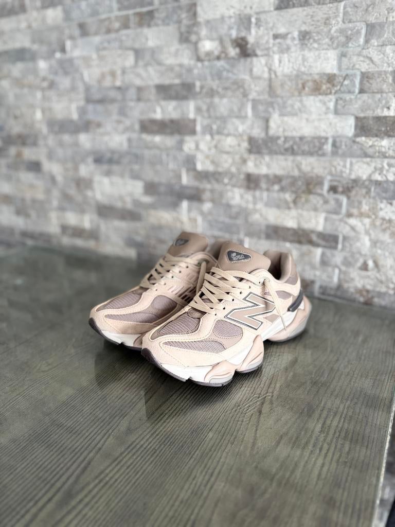 New balance 9060 kleur mushroom maat 42 nieuw, Bruin, Nieuw, Ophalen of Verzenden, Sneakers of Gympen