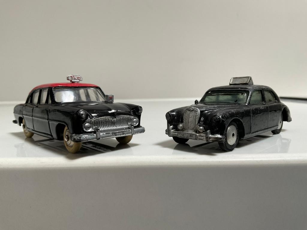 Dinky & Gorgi Toys: 2 Taxi’s t.w. Simca & Riley, Hobby en Vrije tijd, Modelauto's | 1:43, Zo goed als nieuw, Auto, Dinky Toys