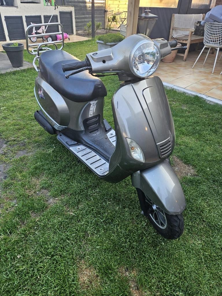Leuke turbo scooter Start en rijd goed, Fietsen en Brommers, Ophalen