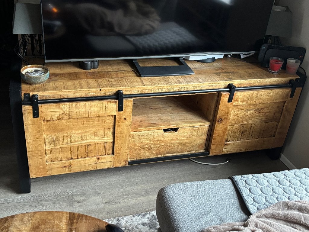 Robuust TV-meubel van mango hout met schuifdeuren, Huis en Inrichting, Kasten | Televisiemeubels, Ophalen, 150 tot 200 cm, Zo goed als nieuw