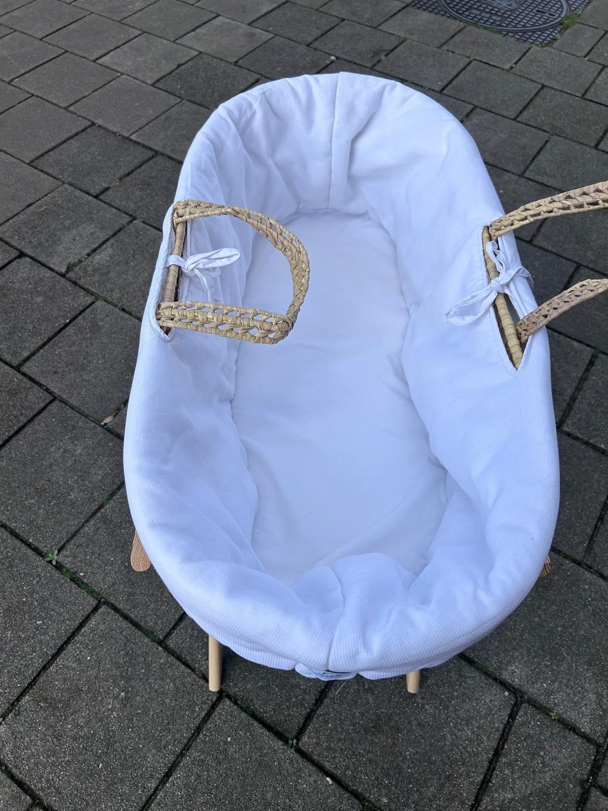 Mooie rieten wieg met onderstel ZO SNEL MOGELIJK WEG, Ophalen of Verzenden, Zo goed als nieuw, Wieg