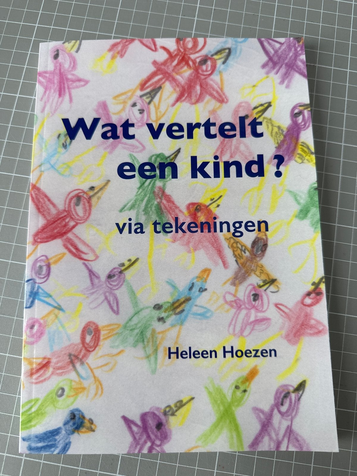 Wat vertelt een kind? via tekeningen - Heleen Hoezen, Boeken, Ophalen of Verzenden, Zo goed als nieuw, 2 tot 3 jaar