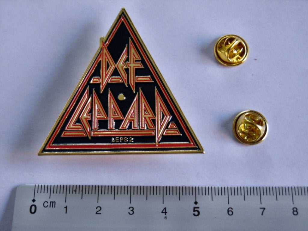 Def leppard erg  mooie metal shaped pin speld badge n1, Verzenden, Nieuw, Overige typen