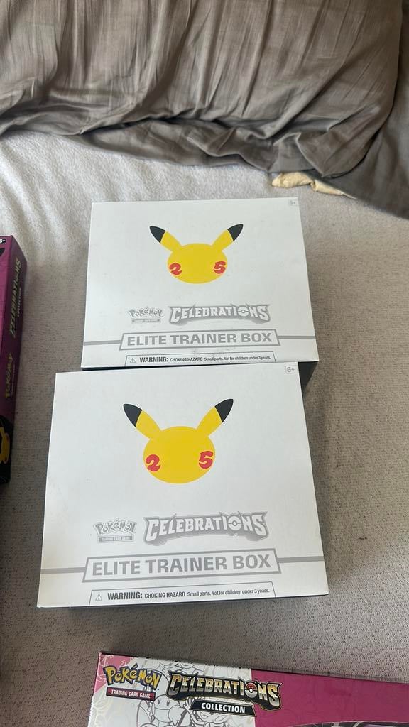 Pokemon kaarten 25 celebration en meer, Ophalen, Zo goed als nieuw