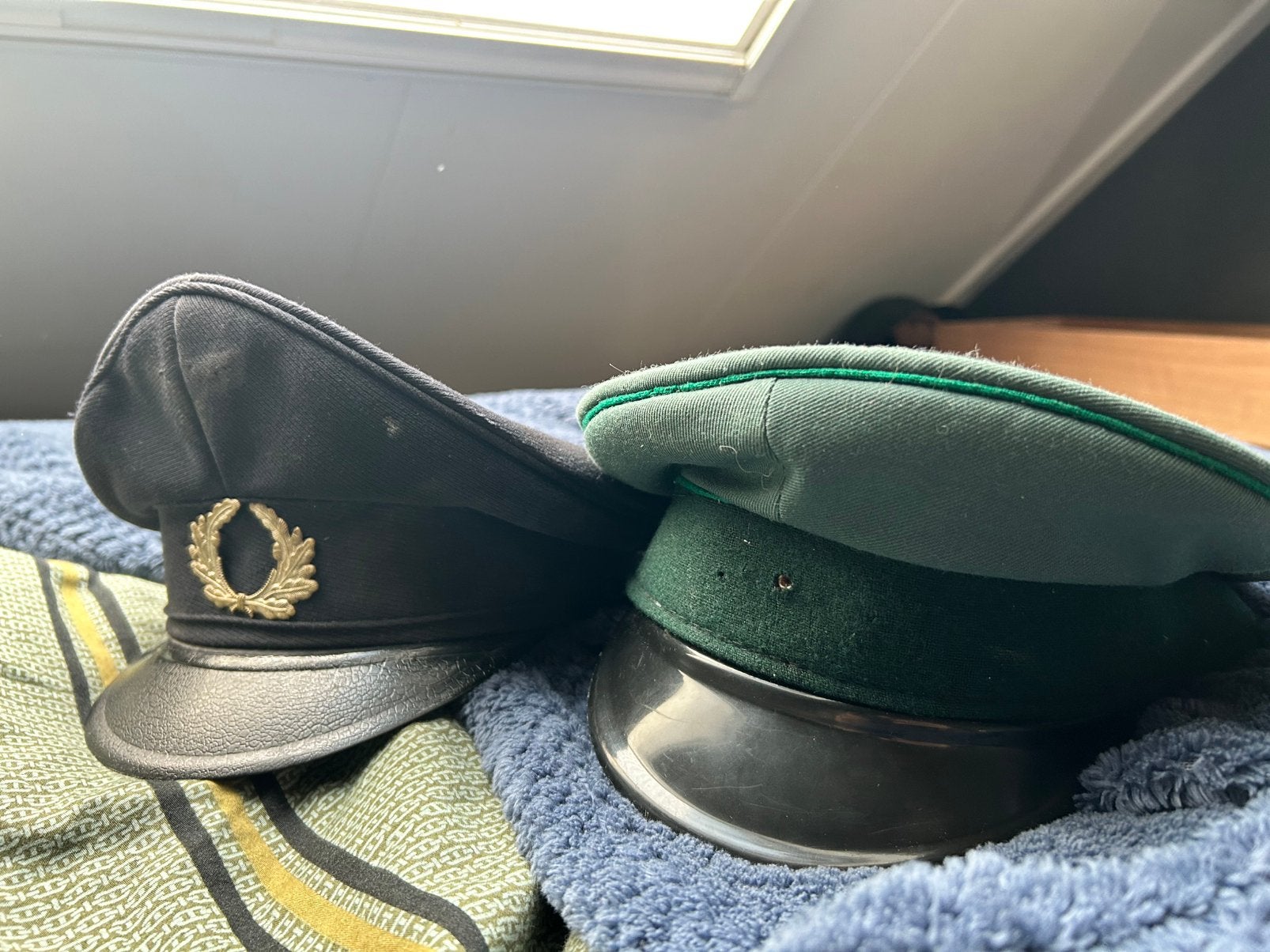 2 Oost/West Duitse petten koude oorlog, Ophalen of Verzenden, Overige soorten, Duitsland, Kleding of Schoenen