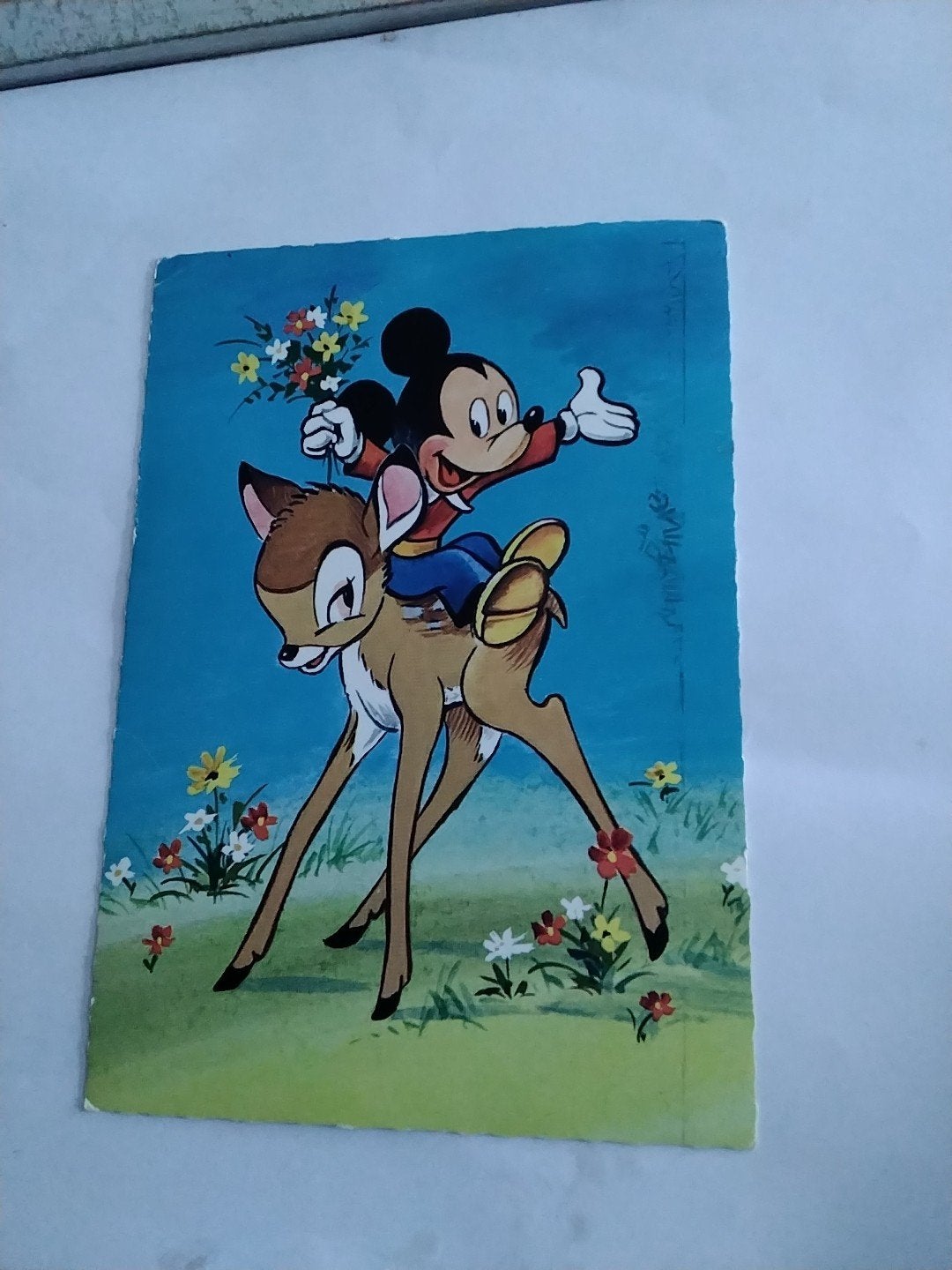 Vintage Disney Ansichtkaart: Mickey Mouse op Bambi 1965, Verzamelen, Ophalen of Verzenden, 1940 tot 1960, Gelopen