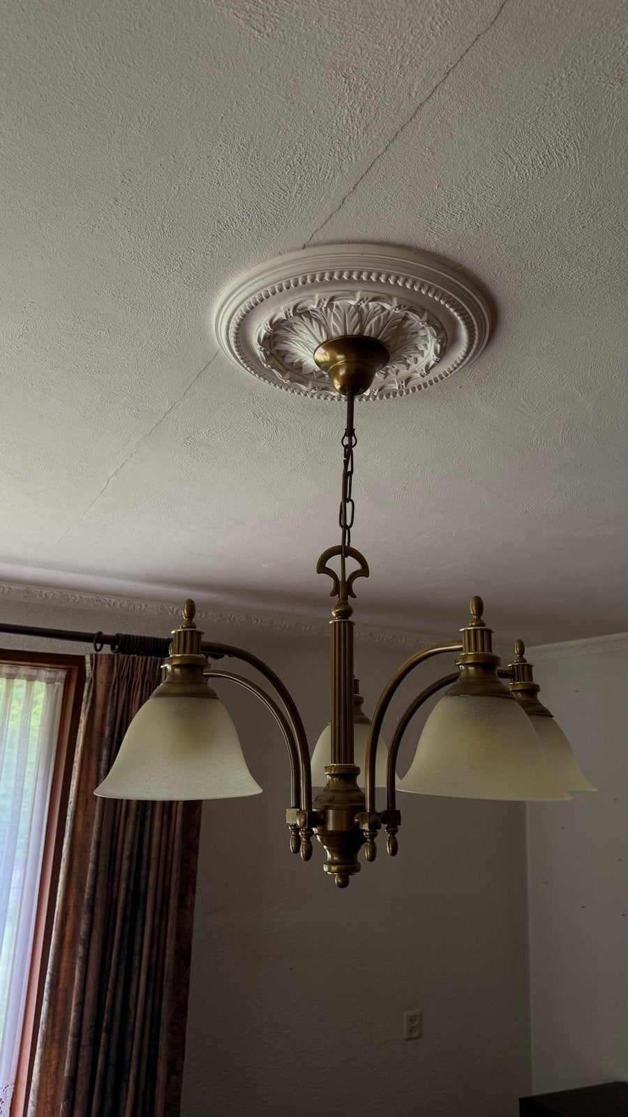 Klassieke bronzen hanglamp met 4 glazen kappen, Ophalen, Zo goed als nieuw, Metaal, E27 (groot)