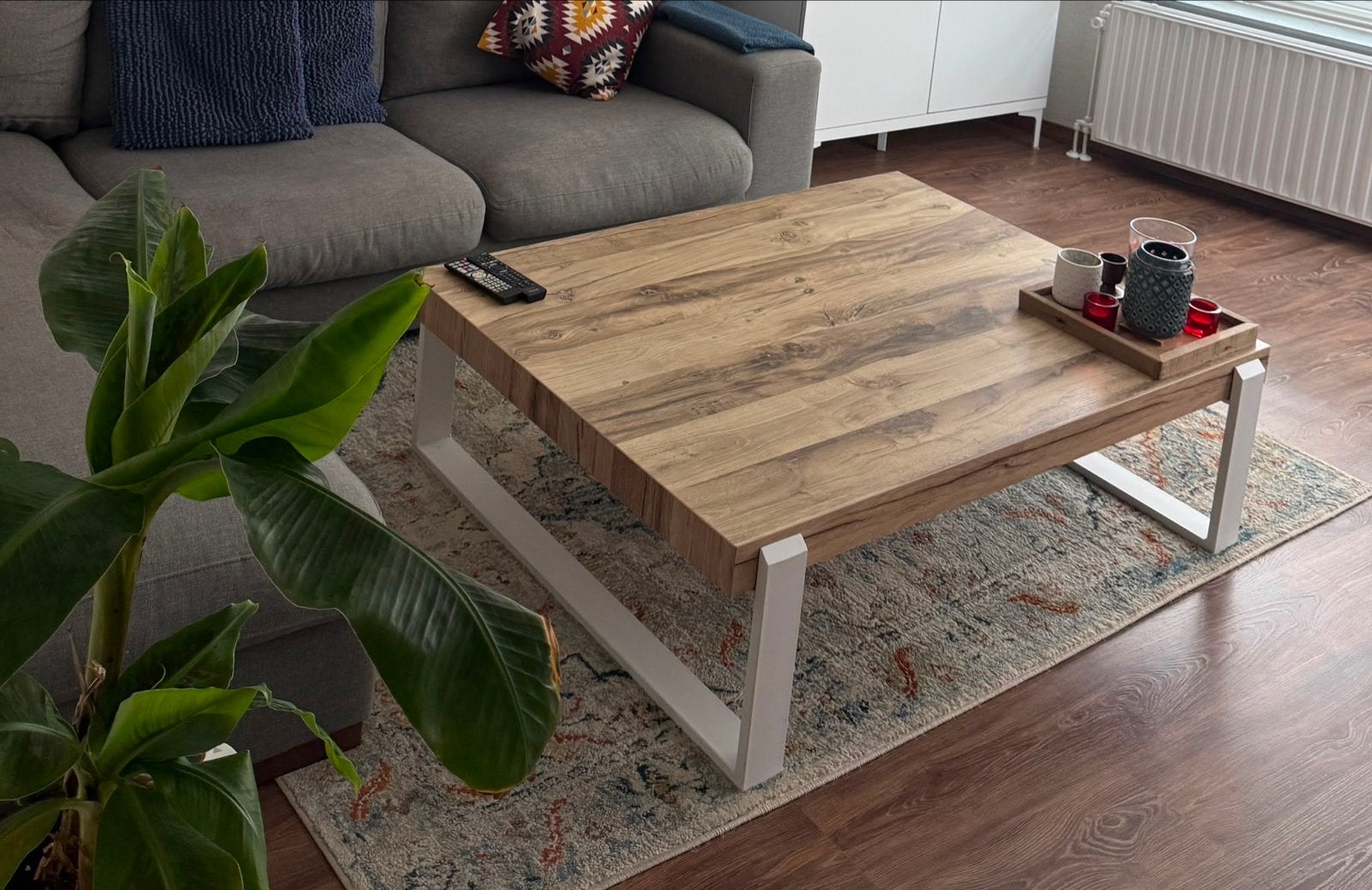 Moderne salontafel met houtlook blad en wit metalen onderste, Ophalen, Vierkant, 50 tot 100 cm, Zo goed als nieuw