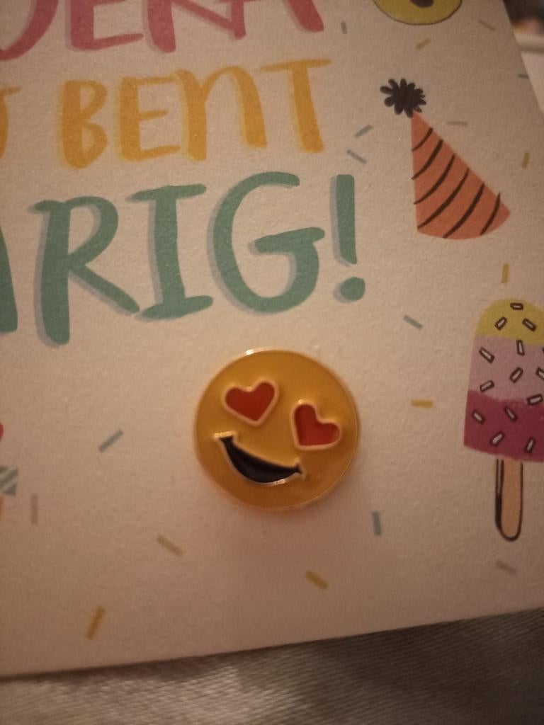 Nieuwe Smiley Button Speld met Hart Ogen, Ophalen of Verzenden, Nieuw, Figuurtje, Speldje of Pin