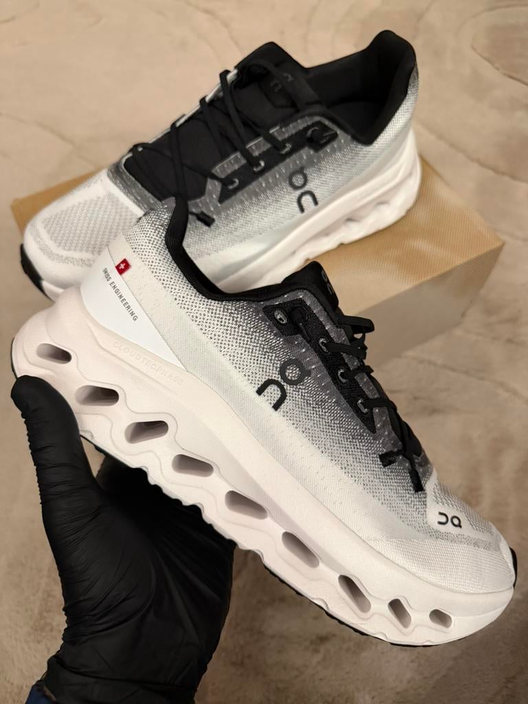 On Cloudtilt, Ophalen of Verzenden, Zo goed als nieuw, Sportschoenen, Zwart