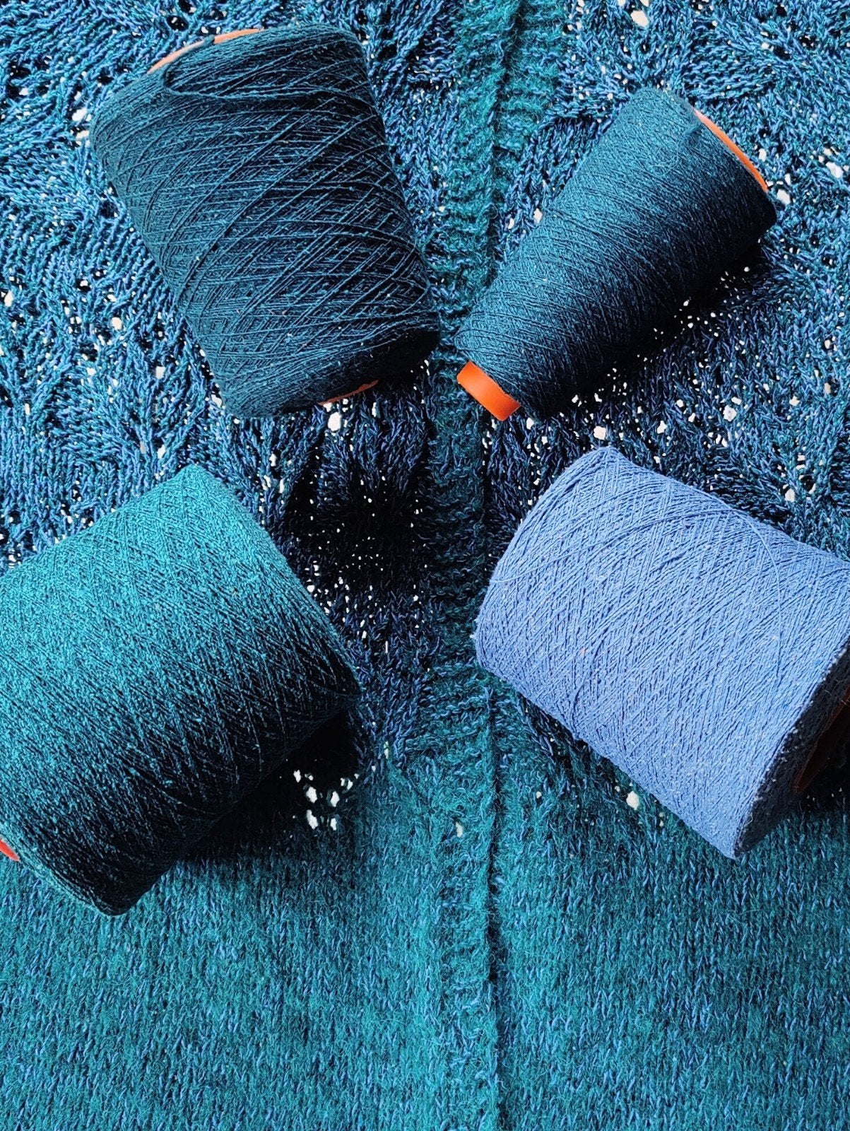 4 konen Bourette Silk 100% zijde breien weven bijna 2 kg., Hobby en Vrije tijd, Breien en Haken, Ophalen of Verzenden, Nieuw, Breien of Haken