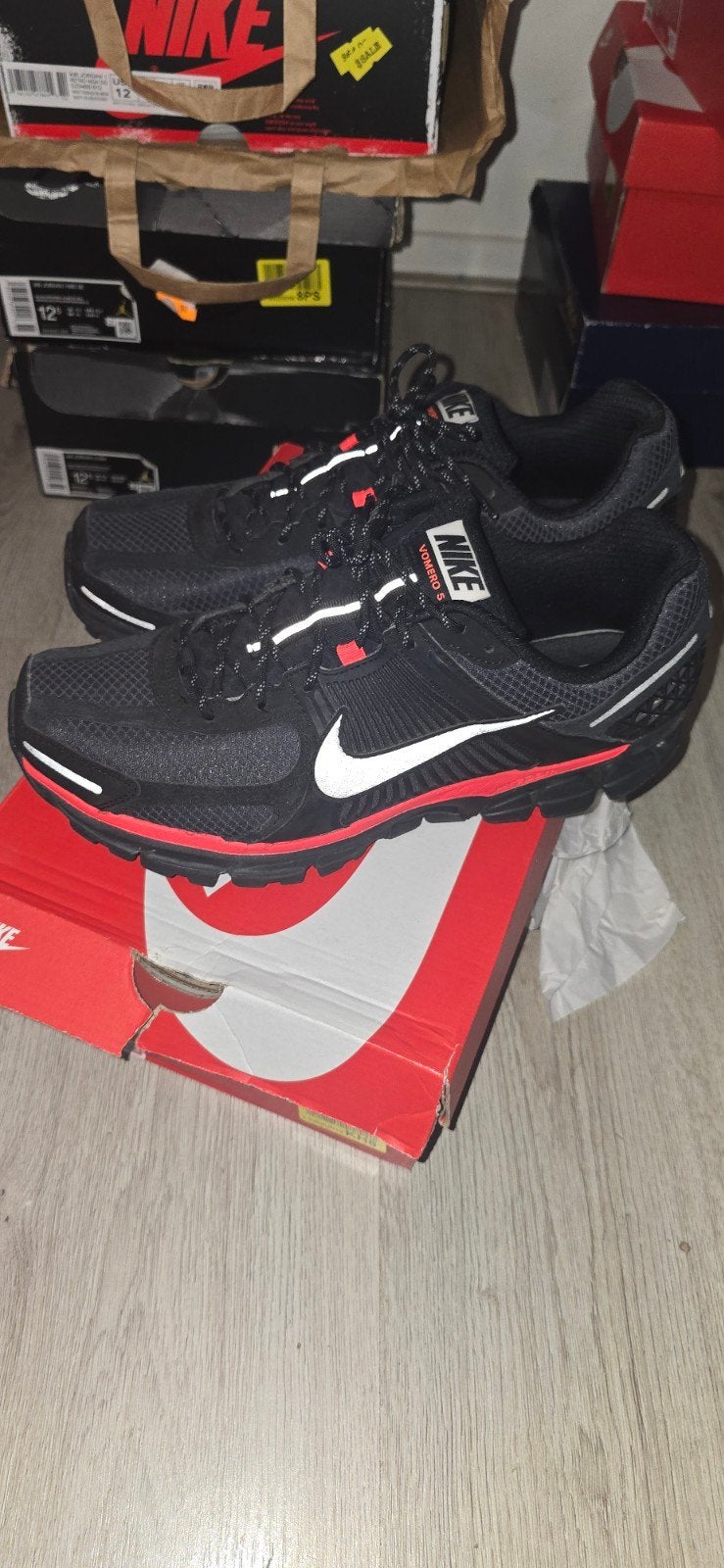 NIKE VOMERO 5.0 BLACK BRIGHT CRIMSON MAAT 47, Kleding | Heren, Schoenen, Ophalen of Verzenden, Zwart